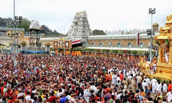 இன்று புரட்டாசி கடைசி சனிக்கிழமை - திருப்பதியில் அலைமோதும் பக்தர்கள் கூட்டம்