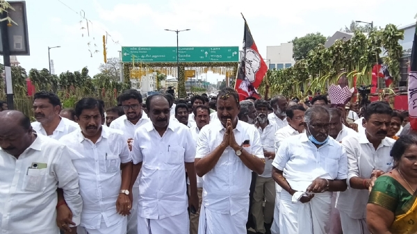 Coimbatore Avinashi Road flyover: Former minister S.P. Velumani and MLAs distributed sweets to celebrate; police have registered a case against them for causing disruption