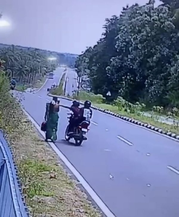 Near Pollachi, Coimbatore, in broad daylight, gold jewellery was snatched from two women within an hour!!!