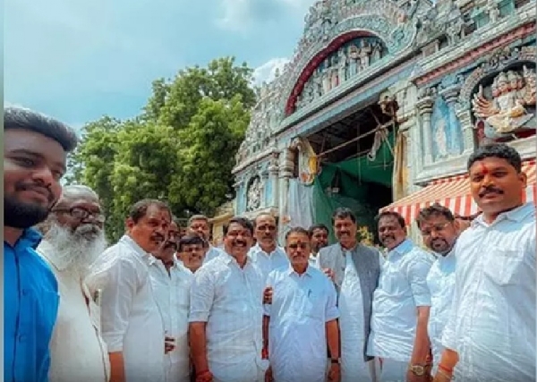 நயினார் நாகேந்திரன் மதுரை மீனாட்சி அம்மன் கோவிலில் சாமி தரிசனம்