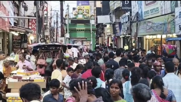 On the occasion of Deepavali, crowds throng the shopping streets to buy new clothes and goods – traffic congestion caused by pushcart stalls encroaching onto the roads