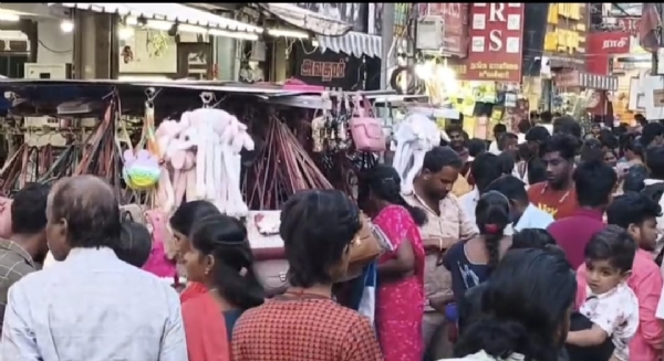On the occasion of Deepavali, crowds throng the shopping streets to buy new clothes and goods – traffic congestion caused by pushcart stalls encroaching onto the roads