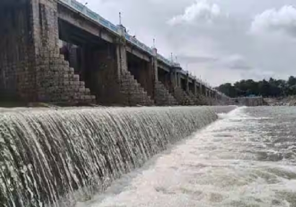 பூண்டி ஏரியின் உபரி நீர் வெளியேற்றம் 4,500 கனஅடியாக உயர்வு - கரையோர மக்களுக்கு வெள்ள அபாய எச்சரிக்கை