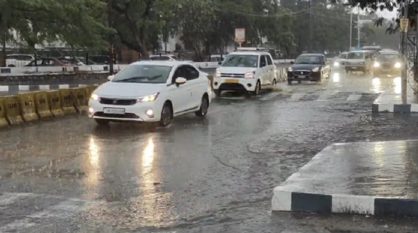 For the third consecutive day in Coimbatore, there was a brief spell of heavy rain. Earlier in the morning, the weather was unstable due to the heat, but now the rain has created a cool atmosphere—bringing happiness to the public.