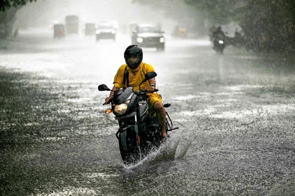 சென்னையின்  பல்வேறு இடங்களில் விடிய விடிய மழை