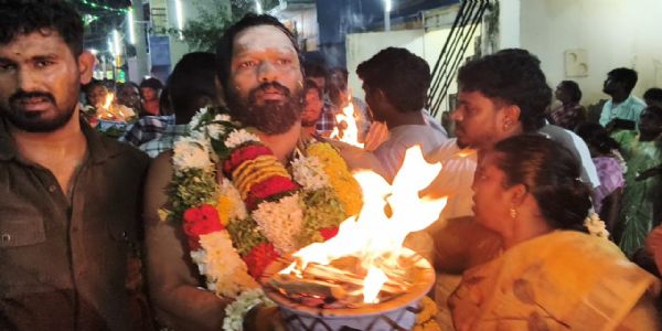 13 ஆண்டுகளுக்கு பின் நடைபெற்ற தனது சொந்த ஊர் திருவிழாவில் - அக்னி சட்டி எடுத்து தனது நேர்த்திக் கடனை செலுத்திய நடிகர் சௌந்திரராஜா