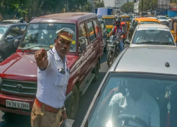 தீபாவளிக்கு சொந்த ஊர்களுக்கு படையெடுக்கும் மக்கள் - சென்னையில் கடும் போக்குவரத்து நெருக்கடி