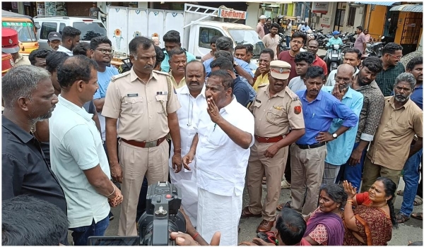 பெண்கள் பள்ளிக்கு அருகே ரெஸ்டோபார் திறக்க ஏற்பாடு - எதிர்ப்பு தெரிவித்து எம்எல்ஏ நேருவுடன் பொதுமக்கள் போராட்டம்