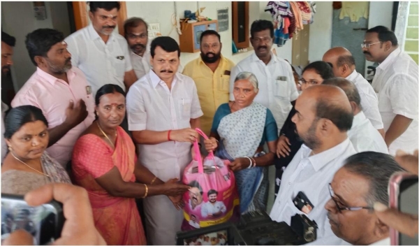 முன்னாள் அமைச்சர் செந்தில்பாலாஜி இனிப்பு மற்றும் பரிசுகள் வழங்கி தீபாவளி வாழ்த்து