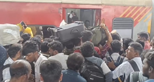 In Coimbatore, migrant workers thronged the railway station to travel to their hometowns ahead of the Diwali festival.