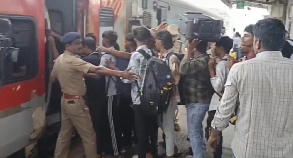 In Coimbatore, migrant workers thronged the railway station to travel to their hometowns ahead of the Diwali festival.