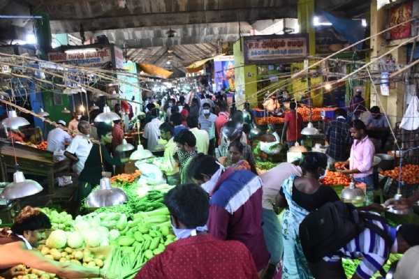கோயம்பேடு சந்தையில் அலைமோதும் மக்கள் கூட்டம் - பாதுகாப்பு பணியில் போலீசார் தீவிரம்