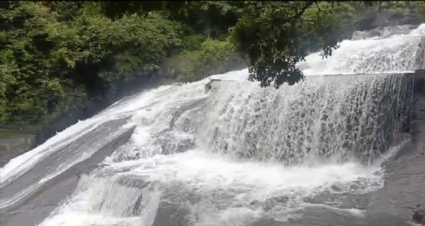 Due to heavy rain, a flood has occurred at the Coimbatore Courtallam waterfalls, and tourists have been prohibited from bathing for safety reasons.