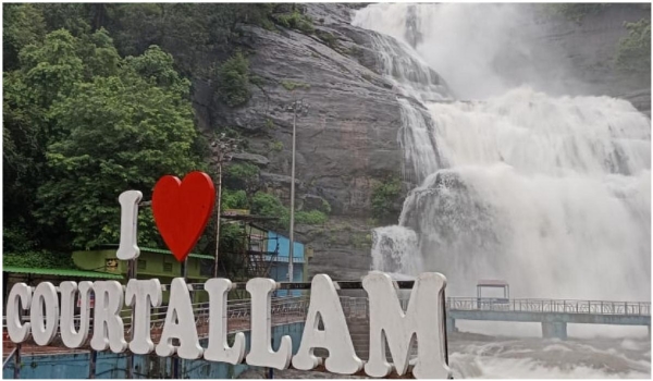 குற்றால அருவிகளில் சுற்றுலா பயணிகள் குளிக்க 4-வது நாளாக தடை
