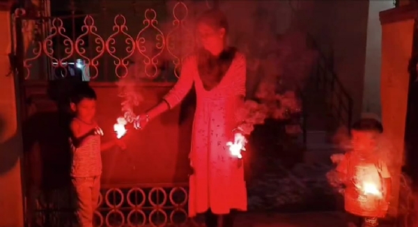 In Coimbatore, children began bursting firecrackers from night itself to welcome Diwali — the festival is being celebrated with great excitement and joy across the city.