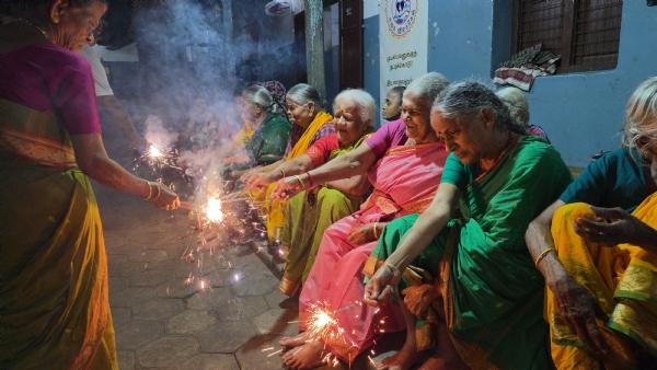 At the Eeranenjam Old Age Home for the Destitute in Coimbatore, the elderly joyfully celebrated Diwali by bursting firecrackers and dancing with happiness.