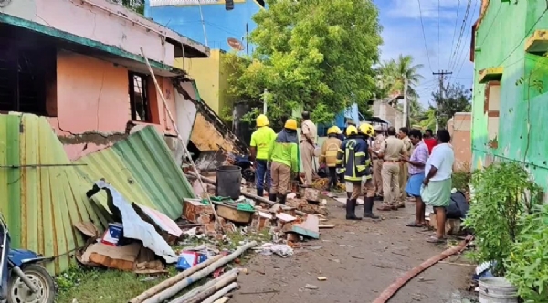 சட்ட விரோதமாக வீட்டில் பட்டாசு தயாரிப்பு - திடீரென ஏற்பட்ட  வெடி விபத்தில் 4 பேர் பலி