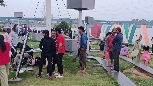 At the ‘I Love You Coimbatore’ Park, crowds of people gathered for the Diwali festival and enjoyed boat rides with great excitement!