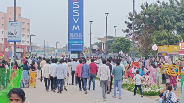 At the ‘I Love You Coimbatore’ Park, crowds of people gathered for the Diwali festival and enjoyed boat rides with great excitement!