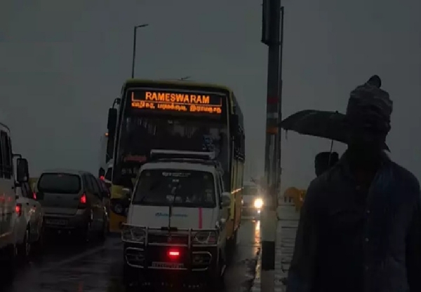 கனமழை  காரணமாக இருளில் மூழ்கிய பாம்பன் பாலம்