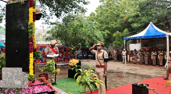தூத்துக்குடி மாவட்ட காவல் கண்காணிப்பாளர் ஆல்பர்ட் ஜான் தலைமையில் வீர மரணம் அடைந்த காவல்துறையினருக்கு மரியாதை