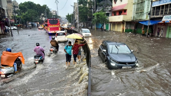 தமிழகம் மற்றும் புதுச்சேரியின் குறிப்பிட்ட பகுதிகளுக்கு  இன்று ரெட் அலர்ட் - வானிலை ஆய்வு மையம் எச்சரிக்கை