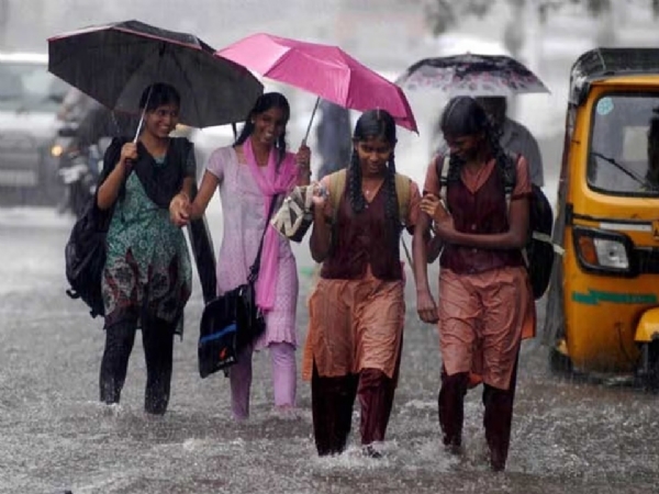 கனமழை காரணமாக தமிழகத்தில் 10க்கும் மேற்பட்ட மாவட்டங்களுக்கு இன்று பள்ளி கல்லூரிகள் விடுமுறை