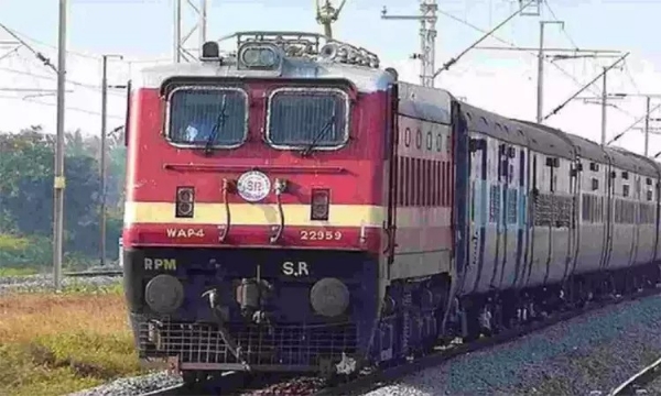 இன்று தீபாவளி பண்டிகையை முன்னிட்டு எழும்பூர்-நெல்லை இடையே சிறப்பு ரெயில் இயக்கப்பட உள்ளதாக தெற்கு ரெயில்வே அறிவிப்பு