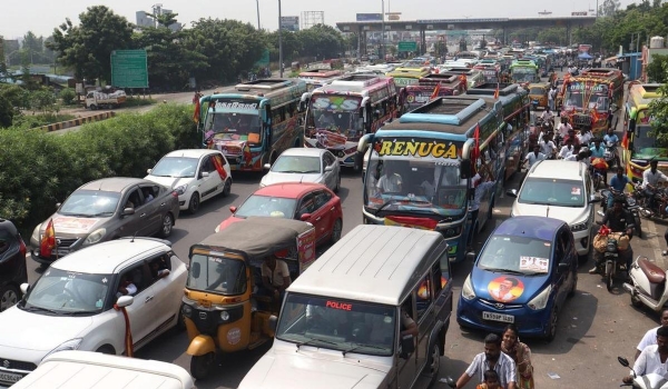 தீபாவளி பண்டிகை முடிந்து ஊர் திரும்பும் மக்கள் - சென்னையில் கடும் போக்குவரத்து நெருக்கடி