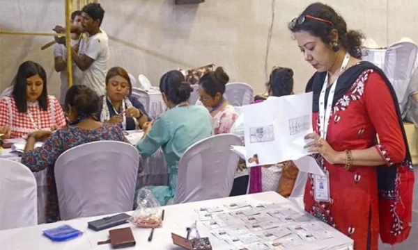 மேற்கு வங்காளத்தில் தங்கள் பெயரை  வாக்குச்சாவடி அதிகாரியாக பதிவு செய்ய தவறிய 1,000 பேருக்கு  நோட்டீஸ்