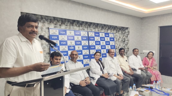 The book launch of ‘Uyarthani Semmozhi’ by ‘Chinthanai Kavignar’ Kavithasan was held at VGM Hospital.