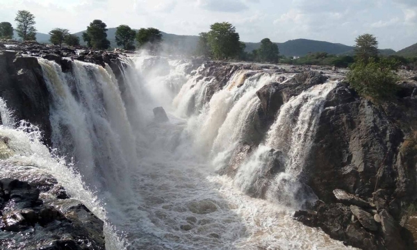 ஒகேனக்கல் காவேரி ஆற்றில் நீர்வரத்து அதிகரிப்பு - ஆற்றில் குளிக்க, பரிசல் இயக்க தடை நீட்டிப்பு