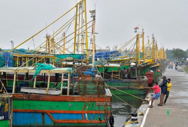காரைக்கால் மீனவர்கள் இன்று முதல் கடலுக்கு செல்ல வேண்டாம் - புதுச்சேரி மீன்வளத்துறை அறிவிப்பு