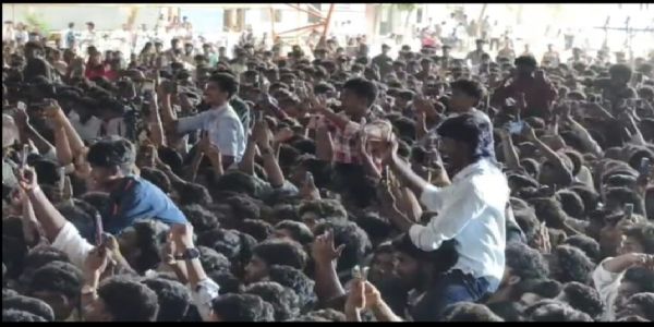 டியூட் திரைப்படத்தின் வெற்றி விழாவில் செல்பி எடுத்த நடிகர்கள் - மாணவர்கள் மத்தியில் தள்ளு முள்ளு