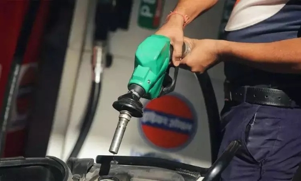 அமெரிக்காவால் தடை விதிக்கப்பட்டுள்ள ரஷியவின் எண்ணை நிறுவனங்களால் இந்தியாவில் பெட்ரோல், டீசல் விலை உயரும் அபாயம் அமெரிக்காவால் தடை விதிக்கப்பட்டுள்ள ரஷியவின் எண்ணை நிறுவனங்களால் இந்தியாவில் பெட்ரோல், டீசல் விலை உயரும் அபாயம்