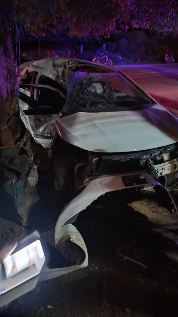 The incident in which friends, who had come to Coimbatore to wash a car for a birthday celebration, drove under the influence of alcohol and died tragically after the car crashed into a tree has caused deep sorrow.