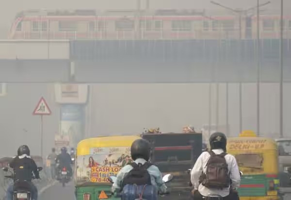 தலைநகர் டில்லியில் காற்றின் தரம் மிகவும் மோசமான நிலையை அடைந்து பல்வேறு உடல் உபாதைகளால்  ஏராளமானோர் அவதி தலைநகர் டில்லியில் காற்றின் தரம் மிகவும் மோசமான நிலையை அடைந்து பல்வேறு உடல் உபாதைகளால்  ஏராளமானோர் அவதி