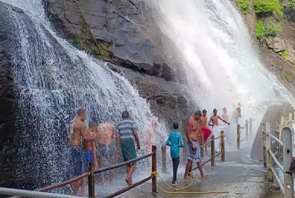 10 நாட்கள் தடைக்கு பின்னர்  குற்றாலம் மெயின் அருவியில் குளிக்க இன்று  அனுமதி 10 நாட்கள் தடைக்கு பின்னர்  குற்றாலம் மெயின் அருவியில் குளிக்க இன்று  அனுமதி