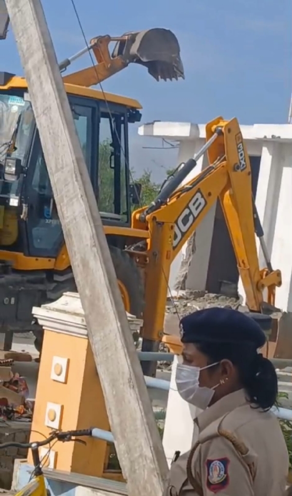 “Vinayagar temple located within a residential area demolished by the Coimbatore Corporation authorities with police assistance — commotion ensued as the public gathered at the spot!”