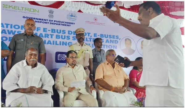 புதுச்சேரி அரசு விழாவில் சுயேச்சை எம்எல்ஏ நேரு கருப்பு கொடி ஏந்தி போராட்டம் புதுச்சேரி அரசு விழாவில் சுயேச்சை எம்எல்ஏ நேரு கருப்பு கொடி ஏந்தி போராட்டம்