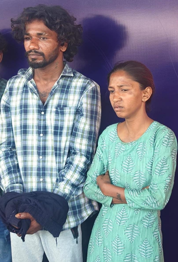 Three people, including a couple, were arrested for stealing jewellery from a passenger on a moving train near Coimbatore! Three people, including a couple, were arrested for stealing jewellery from a passenger on a moving train near Coimbatore!