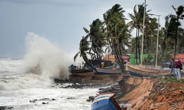 காக்கிநாடா துறைமுகத்தில் 10-ம் எண் புயல் எச்சரிக்கை கூண்டு ஏற்றம் காக்கிநாடா துறைமுகத்தில் 10-ம் எண் புயல் எச்சரிக்கை கூண்டு ஏற்றம்