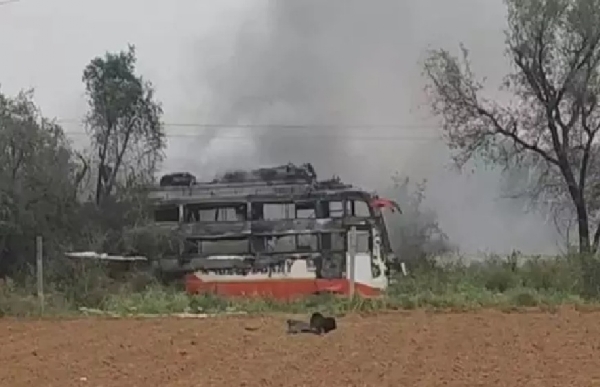 மின்கம்பியில் உரசியதால்  ஆம்னி பேருந்தில் ஏற்பட்ட தீ விபத்தில் 2 பேர் உயிரிழப்பு மின்கம்பியில் உரசியதால்  ஆம்னி பேருந்தில் ஏற்பட்ட தீ விபத்தில் 2 பேர் உயிரிழப்பு