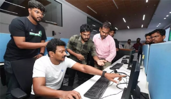 சென்னை மாநகராட்சி கட்டுப்பாட்டு மையத்தில் துணை முதல்வர் உதயநிதி ஸ்டாலின் ஆய்வு சென்னை மாநகராட்சி கட்டுப்பாட்டு மையத்தில் துணை முதல்வர் உதயநிதி ஸ்டாலின் ஆய்வு