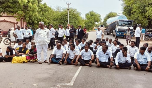 சமூக வலைத்தளங்களில் அவதூறு பதிவிட்டதை கண்டித்து வழக்கறிஞர்கள் சாலை மறியல் போராட்டம்