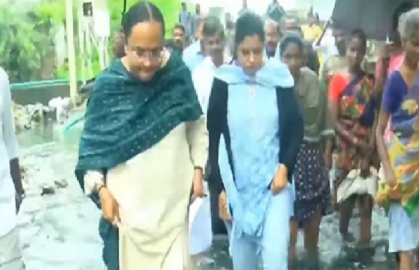 வெள்ள நிவாரண முகாம்களில் வேலூர் மாவட்ட ஆட்சியர் ஆய்வு