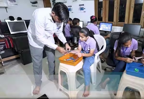 அரசு மற்றும் தனியார் முயற்சிகள் மூலம் கிராமப்புறங்களில் ரோபோட்டிக்ஸ் கல்வி அளிப்பதில் குஜராத் தீவிரம் அரசு மற்றும் தனியார் முயற்சிகள் மூலம் கிராமப்புறங்களில் ரோபோட்டிக்ஸ் கல்வி அளிப்பதில் குஜராத் தீவிரம்