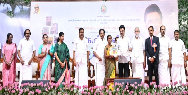 “கலைஞரின் கனவு இல்லம்” திட்டத்தின் ஒரு இலட்சமாவது பயனாளிக்கு வீட்டிற்கான சாவியினை முதல்வர் ஸ்டாலின் வழங்கினார்