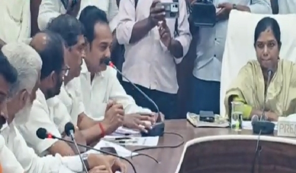 புதுக்கோட்டை மாவட்ட ஆட்சியர் அலுவலகத்தில் அரசியல் கட்சி பிரதிநிதிகள் கூட்டம் புதுக்கோட்டை மாவட்ட ஆட்சியர் அலுவலகத்தில் அரசியல் கட்சி பிரதிநிதிகள் கூட்டம்