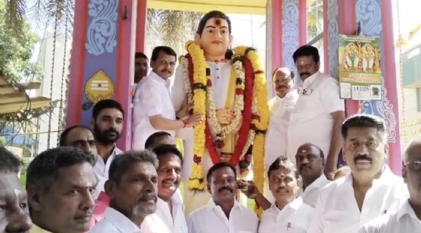 Former Minister Senthil Balaji paid tribute by garlanding the portrait of Pasumpon Muthuramalinga Thevar at Pallapalayam, Coimbatore, on the occasion of Thevar Guru Pooja. Former Minister Senthil Balaji paid tribute by garlanding the portrait of Pasumpon Muthuramalinga Thevar at Pallapalayam, Coimbatore, on the occasion of Thevar Guru Pooja.